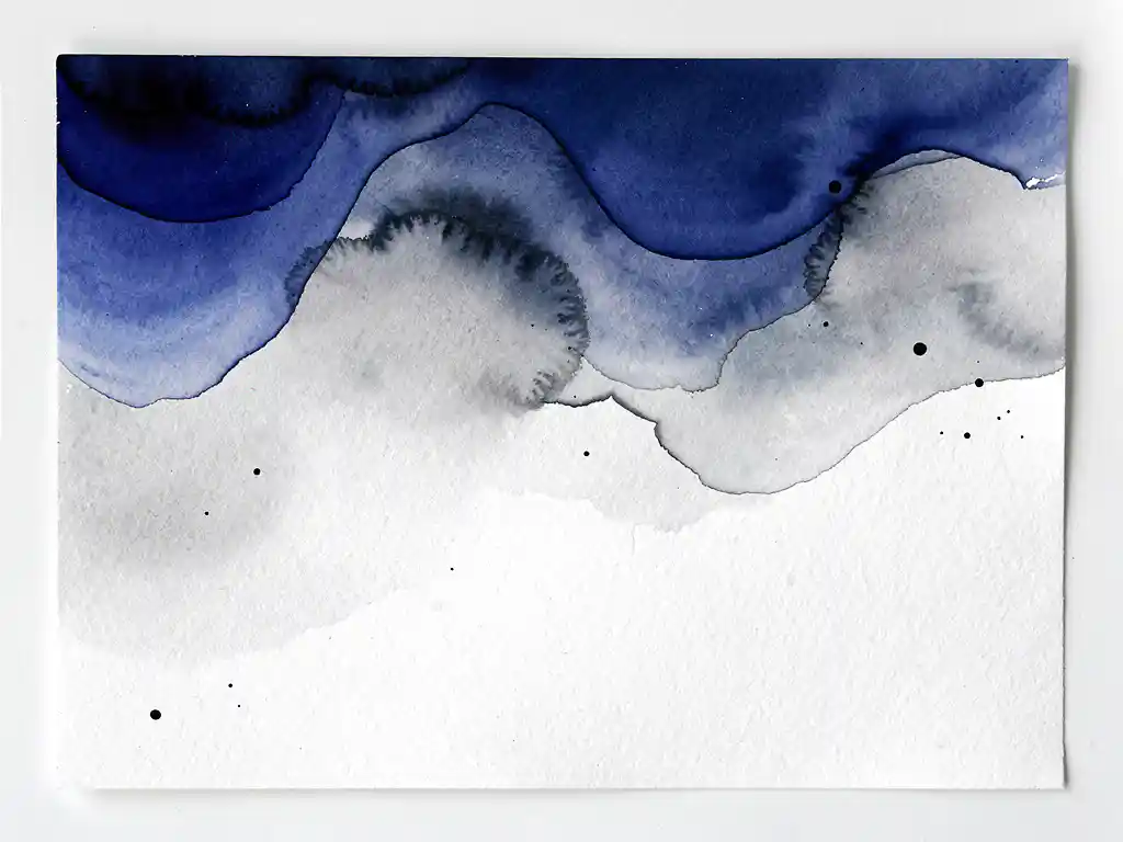 Abstracte aquarel met diep kobaltblauwe vloeistoffen die overgaan in grijze tinten op wit papier met natuurlijke bewegingen