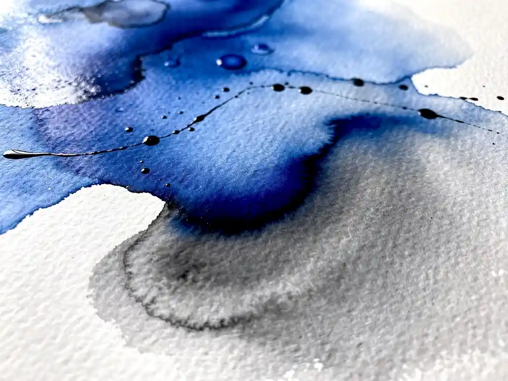 Abstracte aquarel met elektrisch blauwe verf die overvloeit in grijze tinten op wit papier, met zwarte inktdruppels