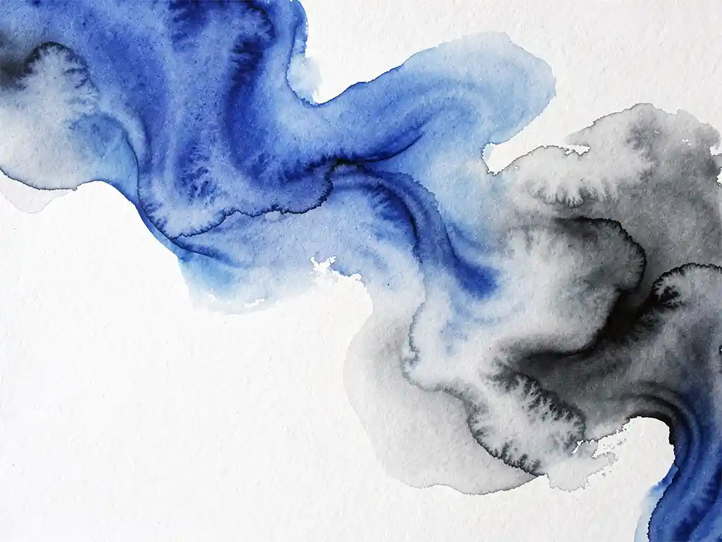Abstracte aquarel met diepblauwe en grijze kleurverlopen die vloeiend overgaan in witte ruimtes op natuurlijk papier