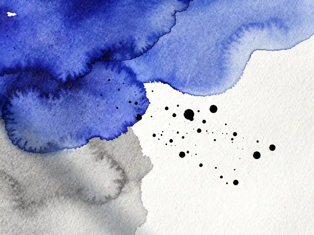 Delicate aquarel in diepblauw die overvloeit in grijze tinten op getextureerd papier met zwarte inktdruppels