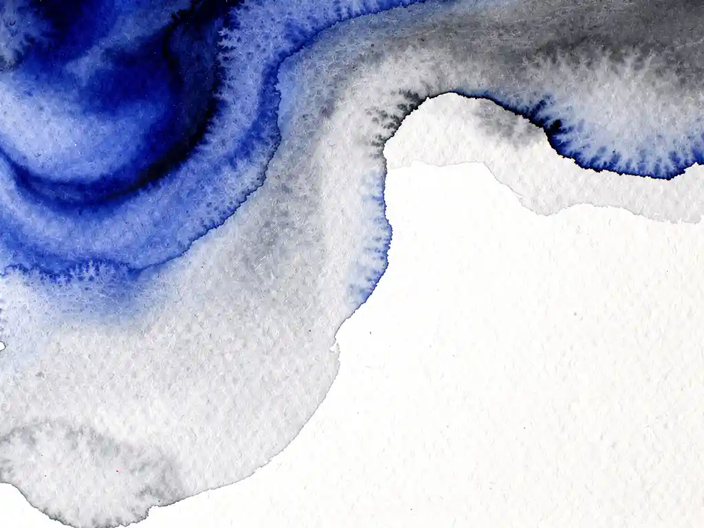 Abstracte aquarel met diepblauwe verfstromen die overvloeien in zachte grijstinten op getextureerd papier
