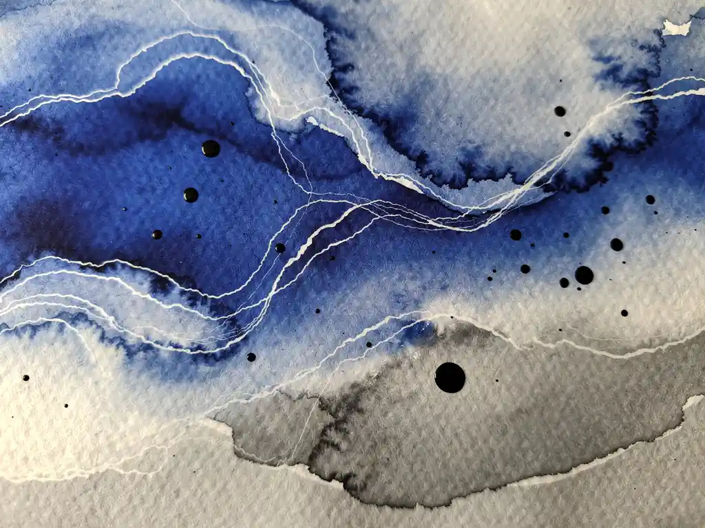 Abstracte aquarelverf in diep kobaltblauw met grijze verlopen en witte accenten op getextureerd papier