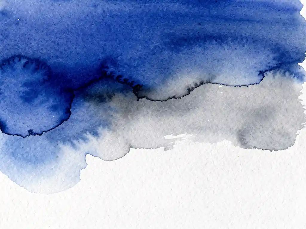 Abstracte aquarel met diepblauwe en grijze kleurvlakken die organisch in elkaar overvloeien op wit papier