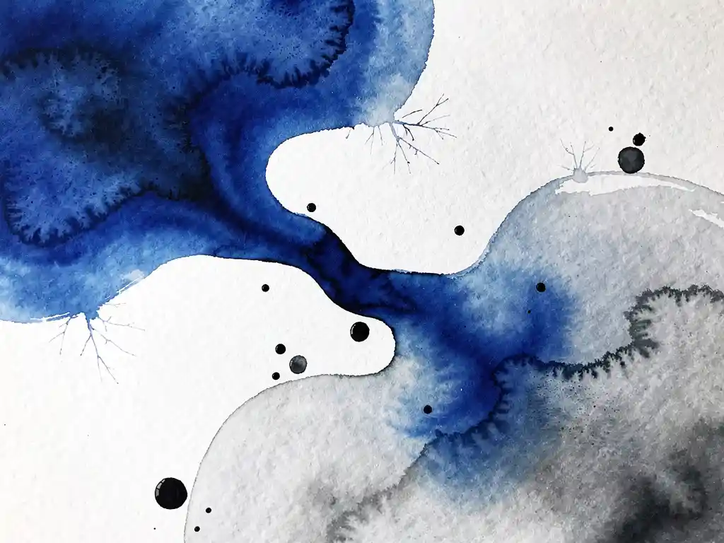 Abstracte aquarel met diep kobaltblauwe vloeistof die overgaat in grijze tinten en witte negatieve ruimtes