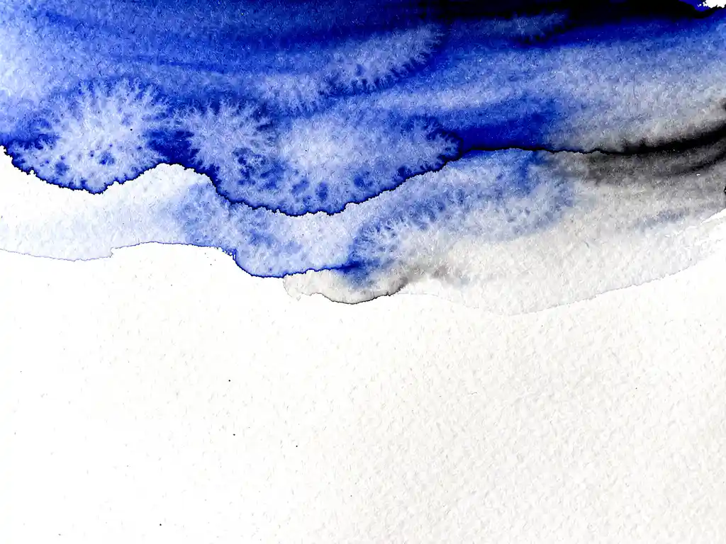 Abstracte aquarel met diepblauwe en grijze tinten die vloeiend overvloeien op wit papier met zichtbare textuur