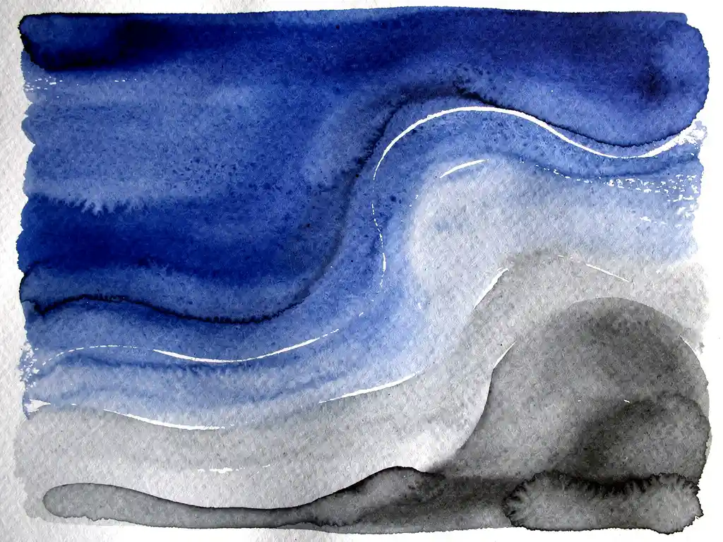 Abstracte aquarel met diepe kobaltblauwe verfstromen die overgaan in zachte grijstinten op getextureerd papier