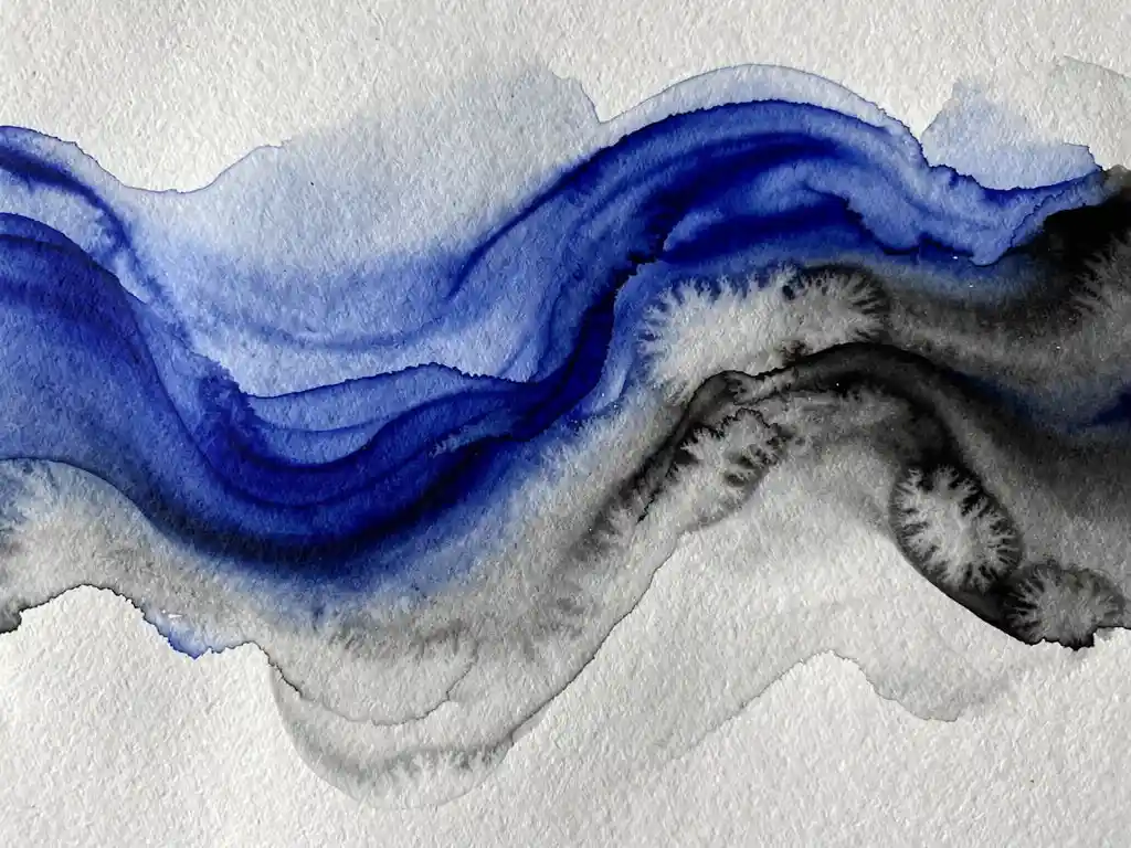 Abstracte aquarel met diepblauwe en grijze kleurvloeien op wit papier met natuurlijke bloedeffecten