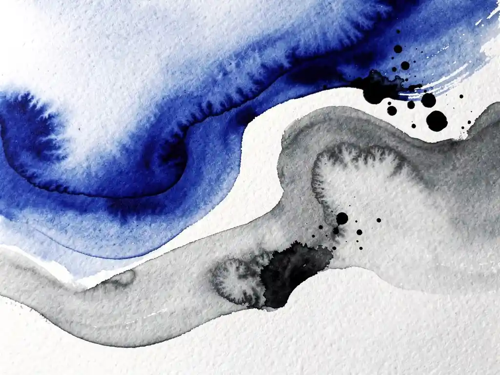 Abstracte aquarel met diepblauwe verfstromen die overgaan in grijze tinten op wit papier met zichtbare penseelstreken