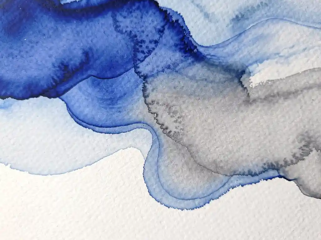 Abstracte aquarel met diepblauwe verfstromen die vervagen naar zachte grijstinten en witte vlekken