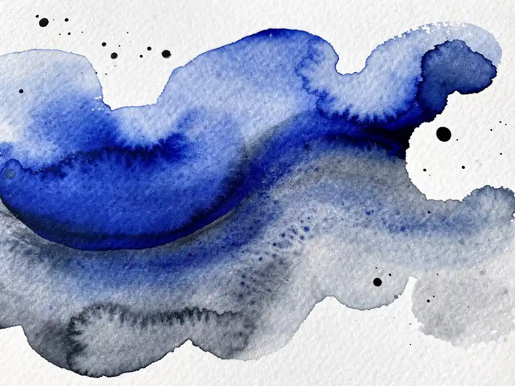 Abstracte aquarel met diepblauwe verfstromen die overgaan in grijze tinten op gestructureerd papier met witte wolkvormen