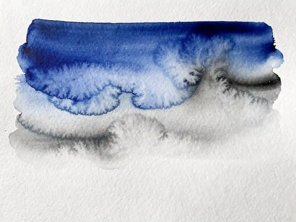 Delicate aquarel van diepblauw naar grijs verlopend op wit papier met organische wolkachtige vormen en zichtbare papiertextuur