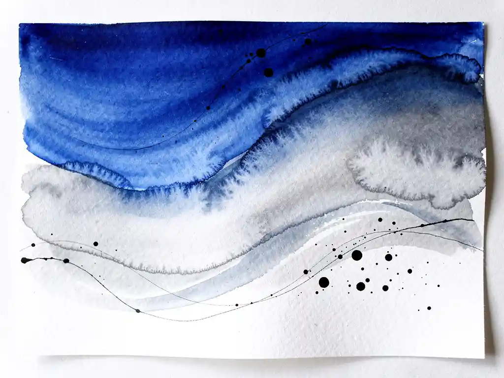 Abstracte aquarel van diep kobaltblauw dat overvloeit in zachte grijstinten met zwarte inktdruppels op wit papier