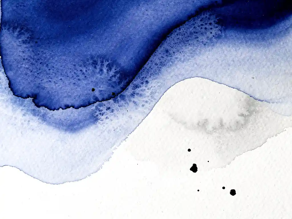 Zachte aquarel met kobaltblauwe verfstromen die overvloeien in wit op getextureerd papier met grijze tinten