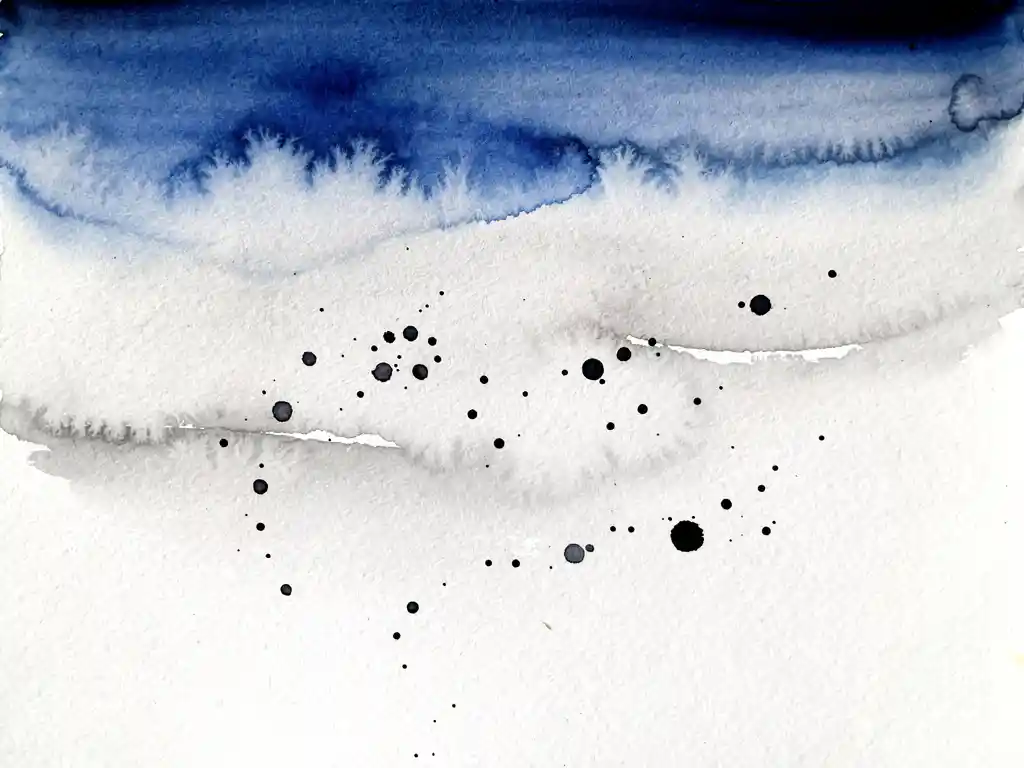Abstracte aquarel met vloeiende overgang van diepblauw naar wit met zwarte inktdruppels op getextureerd papier