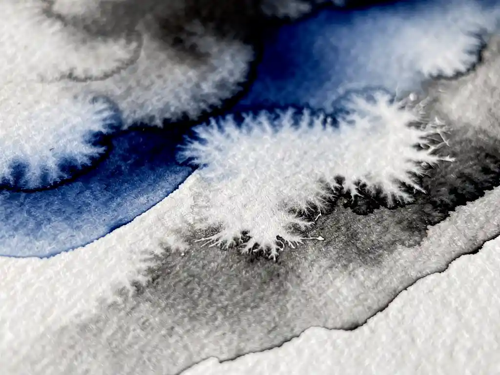 Abstracte aquarelverf in koninksblauw vloeit over nat papier met witte en zwarte tinten in zachte grijze overgangen