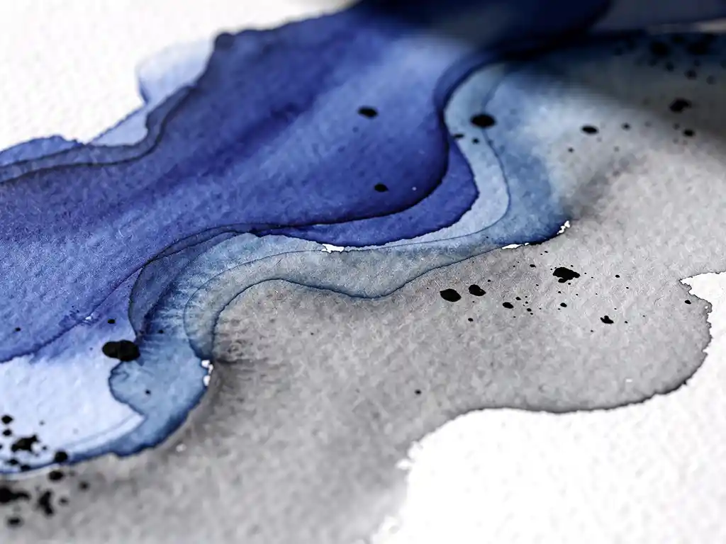 Delicate kobaltblauwe aquarelverf vloeit over getextureerd papier met grijze verlopen en witte negatieve ruimte