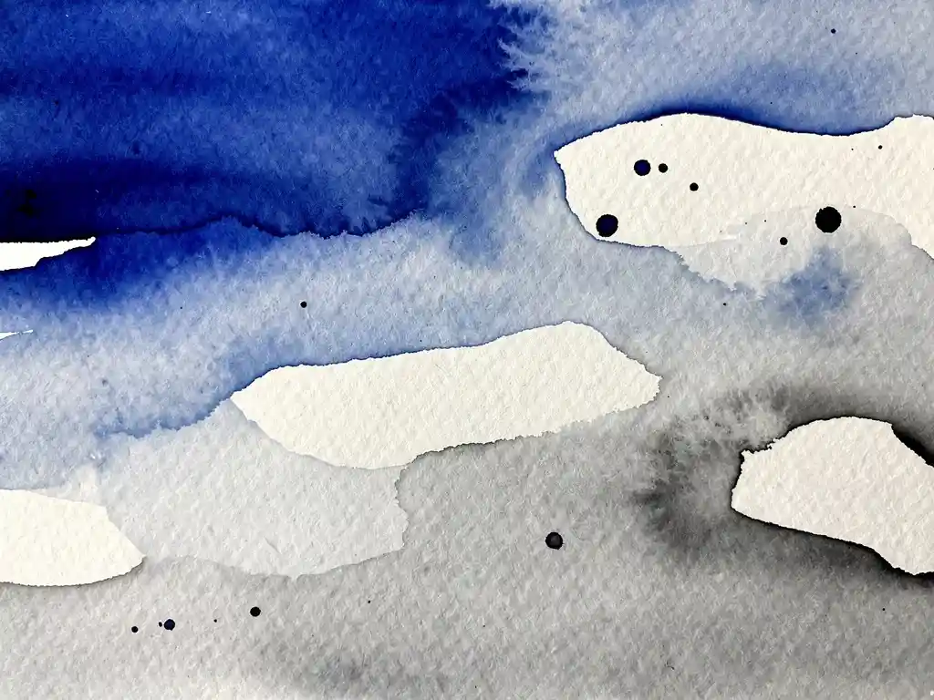 Aquarel textuur met diepblauwe verf die overvloeit in grijze tinten op korrelig papier met witte negatieve ruimtes