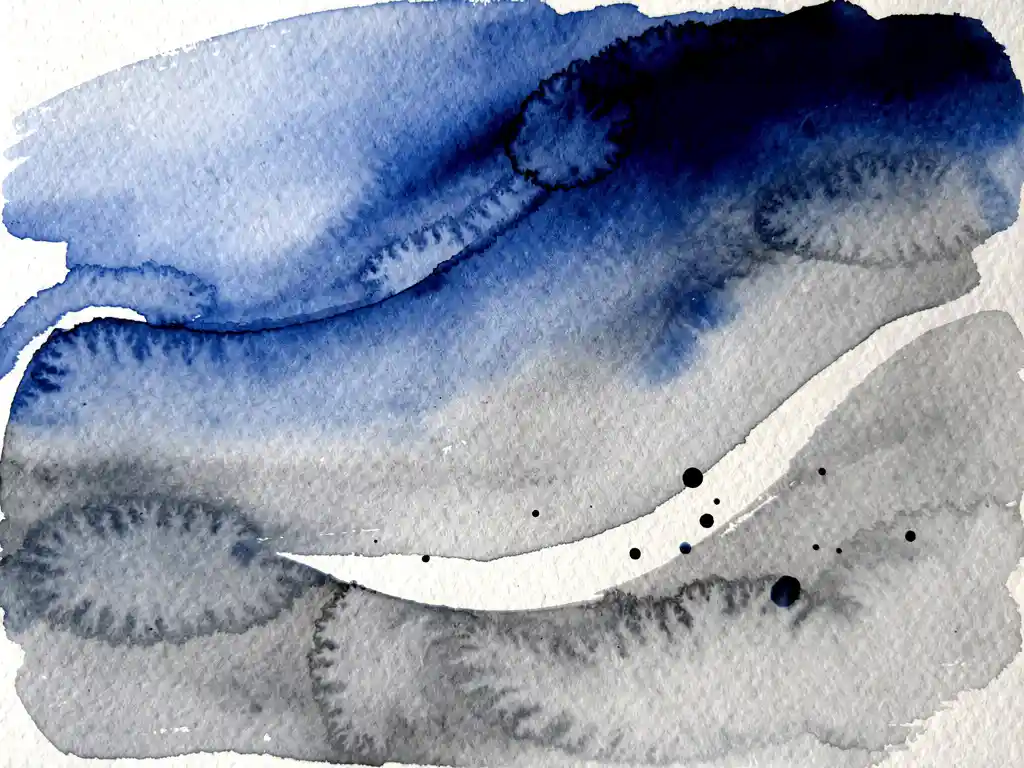 Abstracte aquarel in diepblauw en grijs met organische vormen en witte negatieve ruimte op getextureerd papier