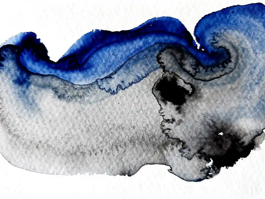 Waterverf in diepblauw en grijs vloeit over wit papier, abstracte patronen ontstaan door natuurlijke verfbloeding