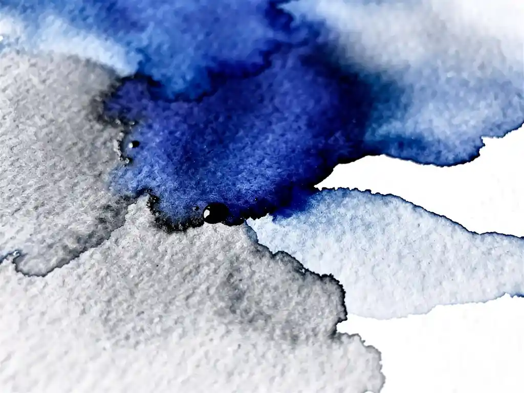 Kobaltblauwe aquarelverf vloeit in grijze tinten op nat papier met witte negatieve ruimte en subtiele zwarte accenten
