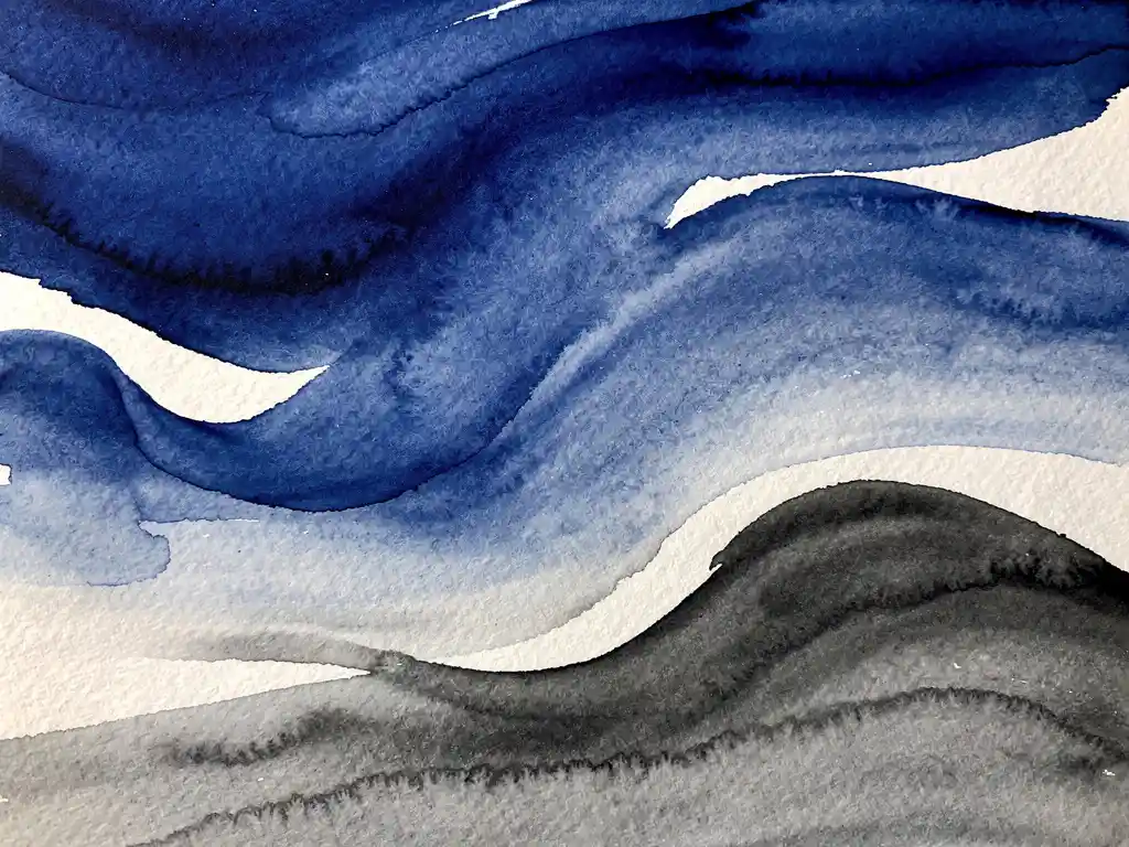 Abstracte aquarel met diepblauwe en grijze kleurovergangen op wit papier, vloeiende texturen zonder gedefinieerde vormen