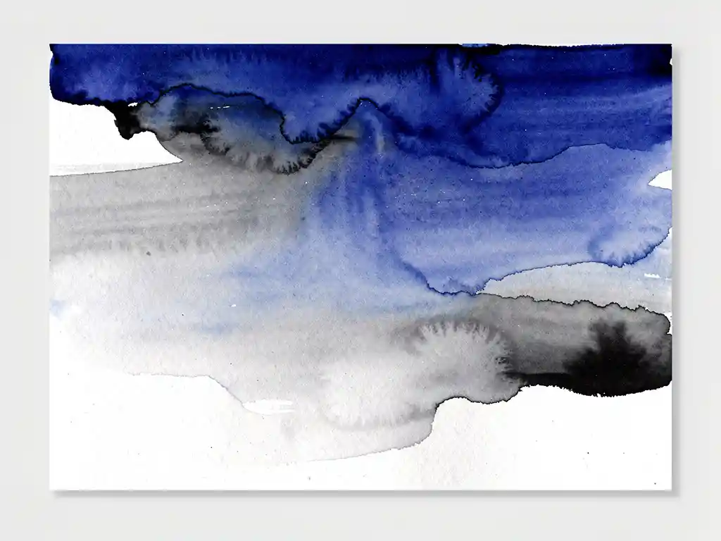Abstracte aquarel met diepblauwe verfstromen die overgaan in grijze tinten en witte ruimte, organische bewegingen