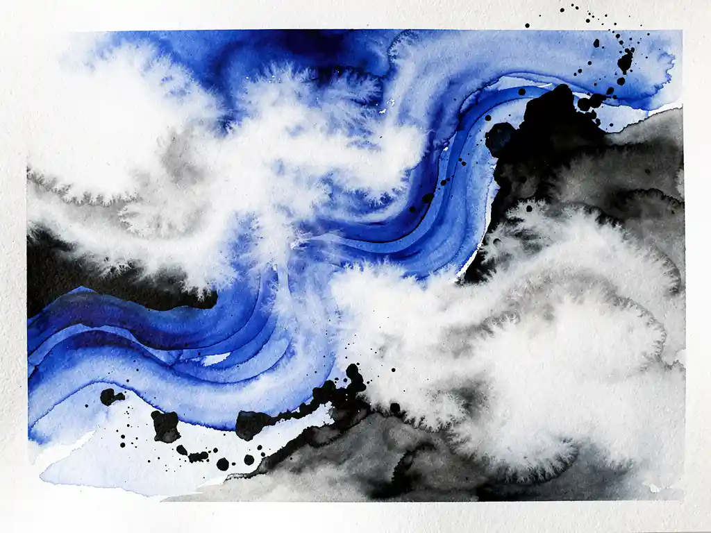 Abstracte aquarel met diep elektrisch blauwe verf die oplost in zachte witte wolken en grijze ondertonen op papier