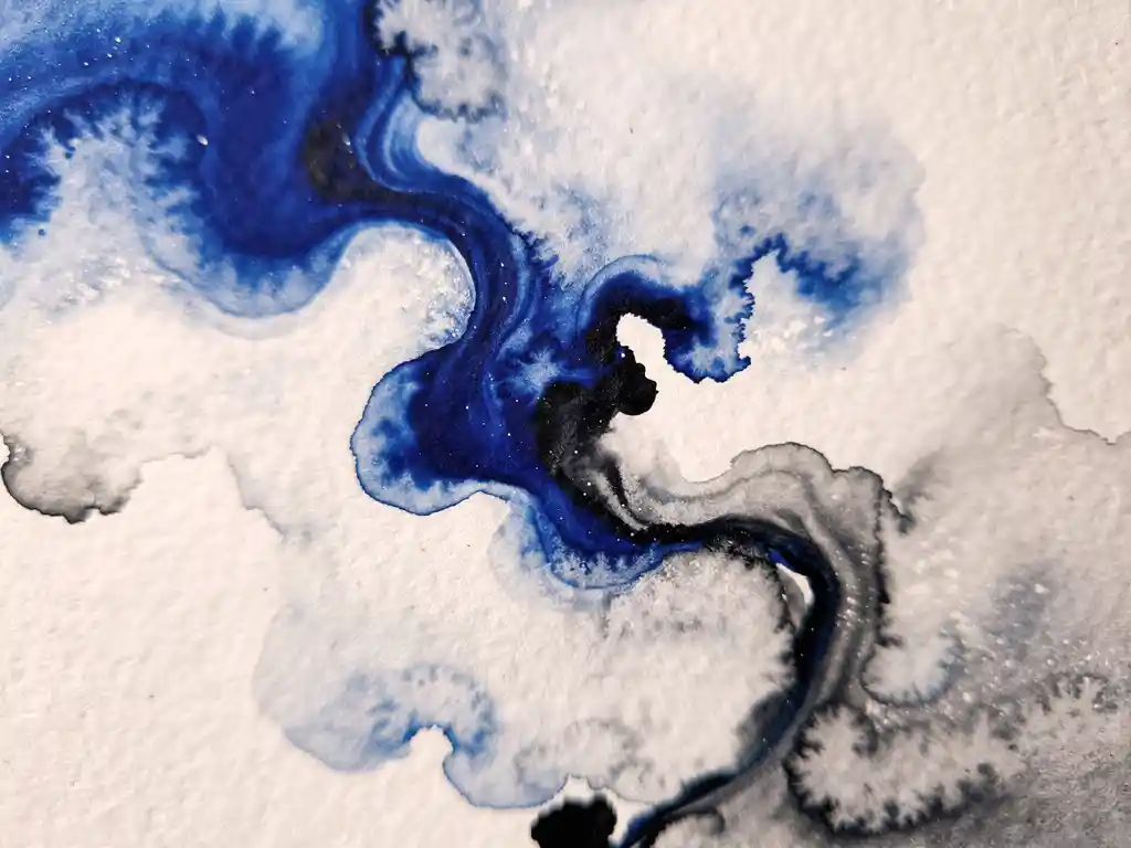 Abstracte aquarel compositie met elektrisch blauwe verf die overvloeit in witte gebieden, grijze accenten en zwarte contrasten