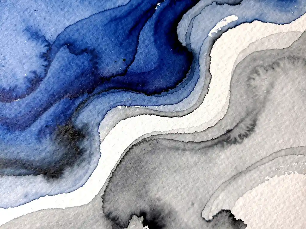 Abstracte aquarelverf in diepblauw en grijs die vloeiend overvloeit op getextureerd papier met witte ruimtes