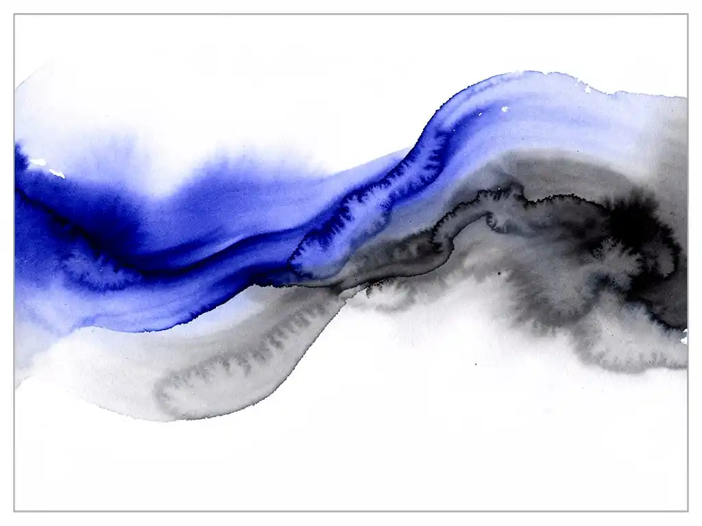 Abstracte aquarel met diepblauwe vloeistoffen die overgaan in grijze nevels en witte ruimte, zen-achtige compositie