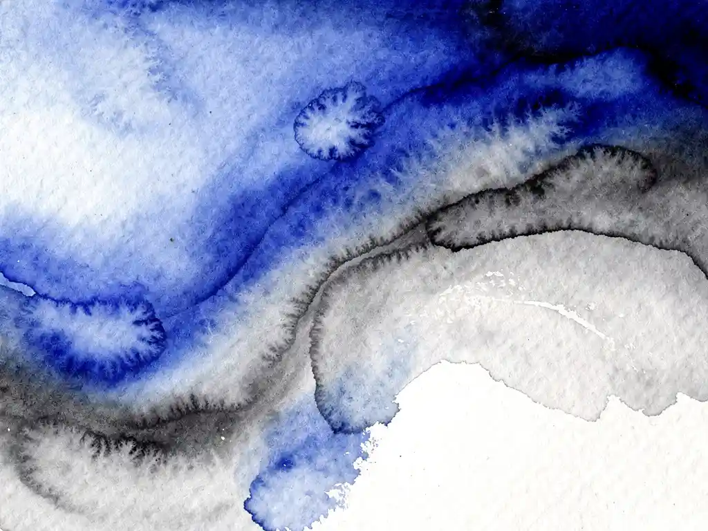 Abstracte aquarel met elektrisch blauwe verfvloeistoffen die overgaan in zachte grijstinten op wit papier