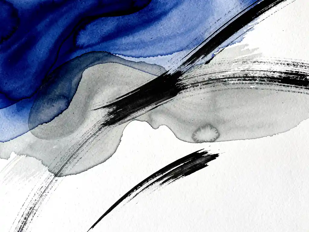 Abstracte aquarel met diepblauwe en grijze kleurvloeien, zwarte penseelstreken en witte negatieve ruimte