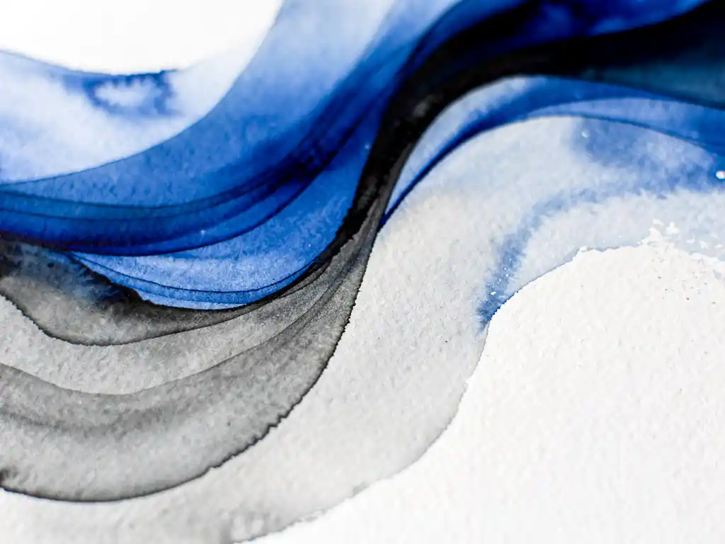 Abstracte aquarel met diepblauwe en grijze tinten die vloeiend overgaan in witte ruimtes op gestructureerd papier