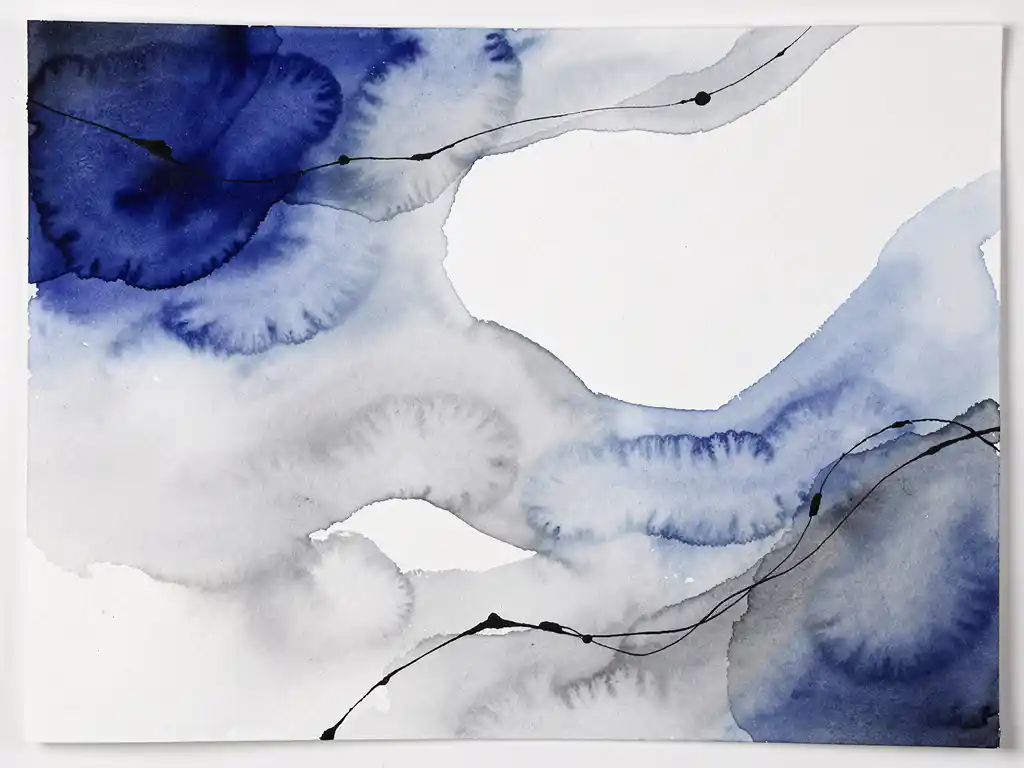 Abstracte aquarel met diepblauwe en grijze tinten die vloeiend overvloeien in wit, minimalistisch en organisch