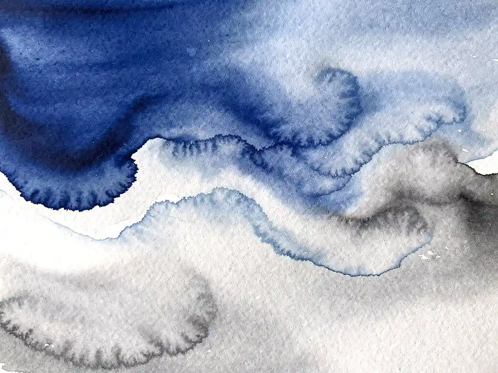 Abstracte waterverf met diepblauwe verfstromen die overvloeien in zachte witte en grijze tinten op getextureerd papier