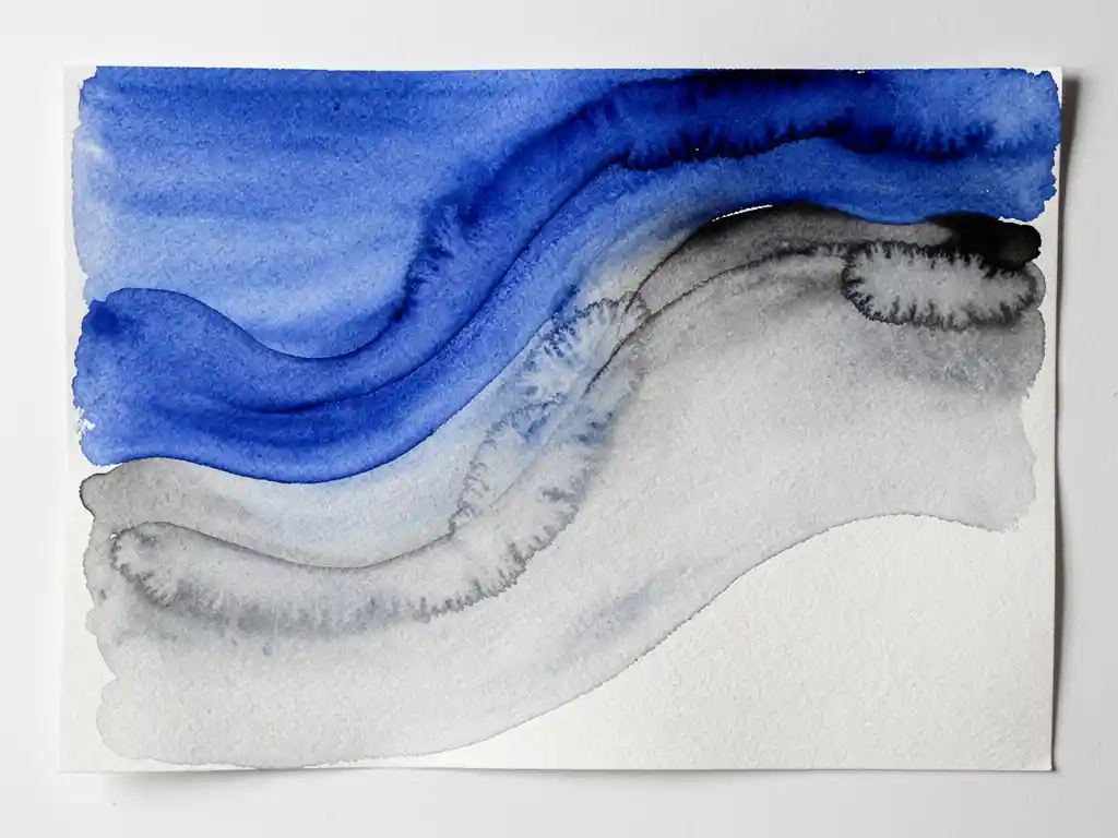 Abstracte aquarel met diepblauwe en grijze kleurovergangen op wit papier, vloeiende organische bewegingen