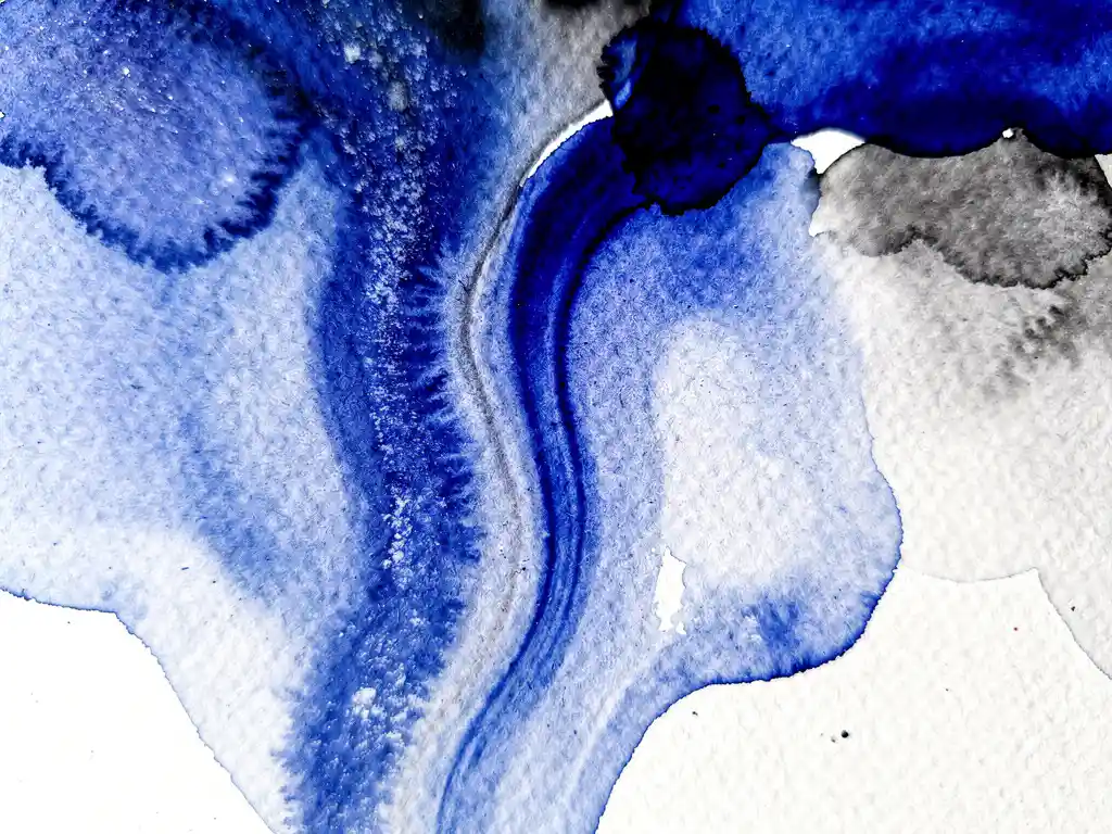 Abstracte aquarel met diepblauwe verfstromen die overgaan in grijze tinten op wit papier met zichtbare textuur