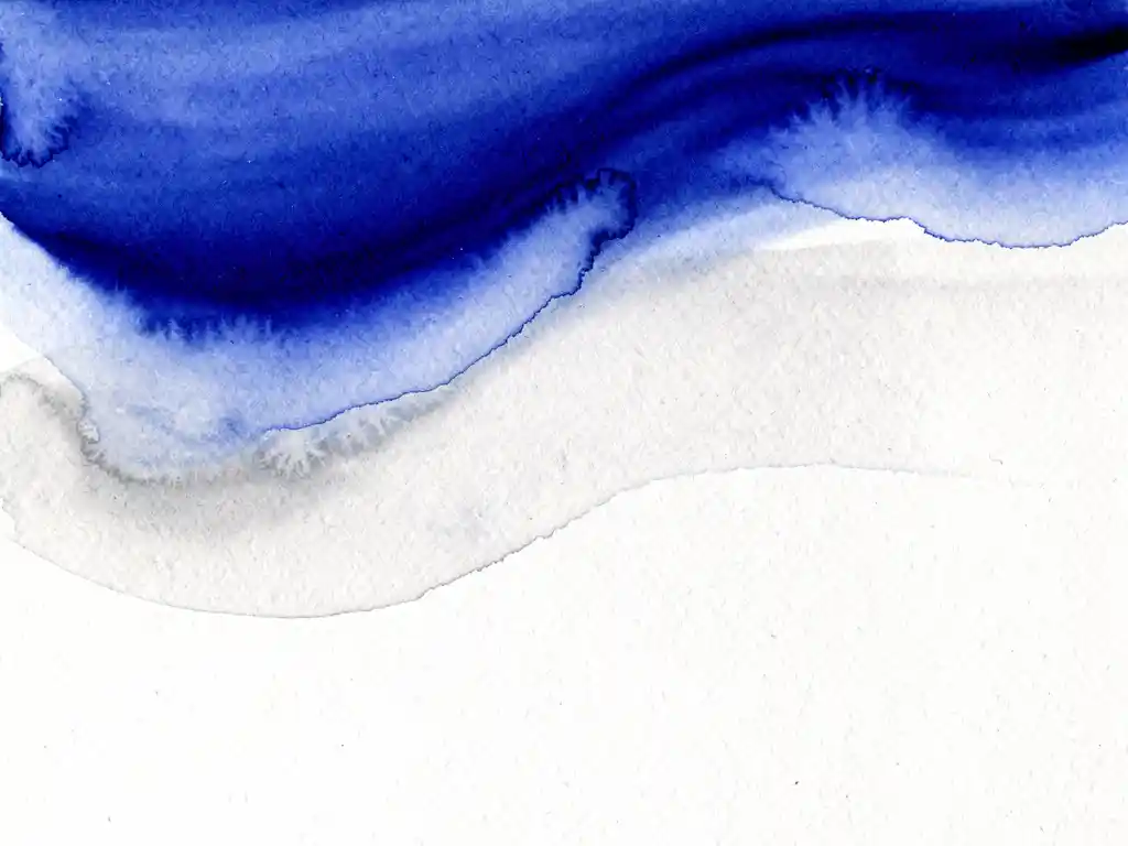 Abstracte aquarel met diepblauwe verf die overvloeit in zachte grijstinten op wit papier, minimalistische compositie