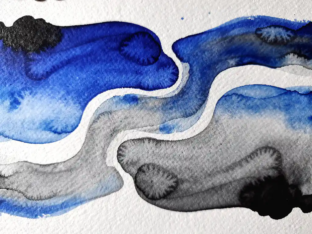 Abstracte aquarel met elektrisch blauwe verfstromen die overgaan in grijze tinten op getextureerd papier