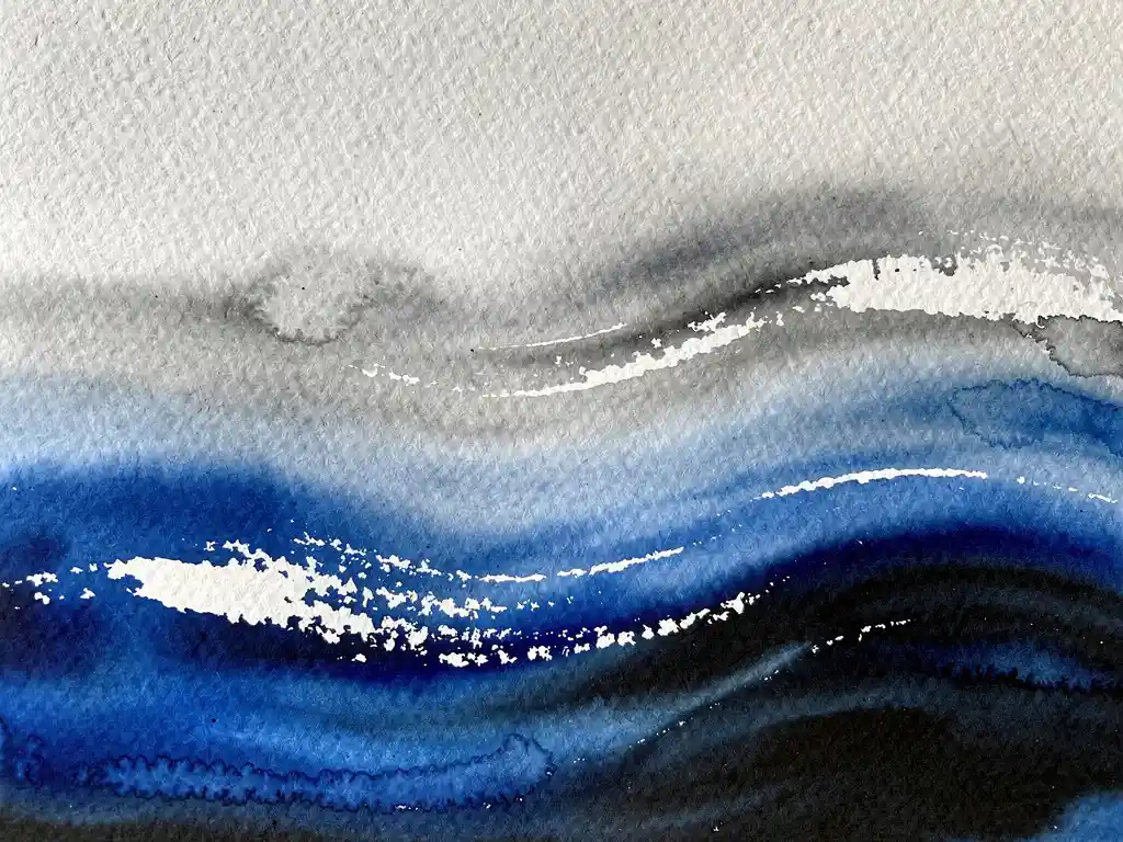 Abstracte aquarel met oceaanblauw dat overvloeit in grijze mist met witte accenten, organische beweging van golven en wind