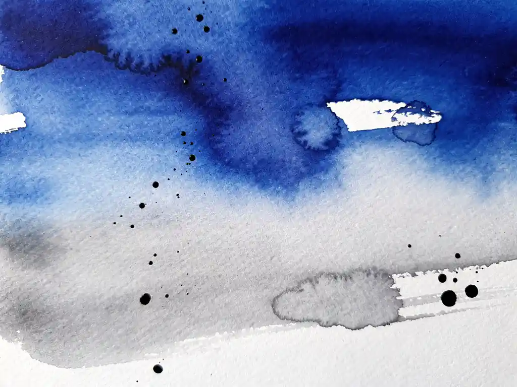 Abstracte aquarel met kobaltblauwe en grijze kleurovergangen, zwarte inktdruppels en organische witte vlekken op gestructureerd papier