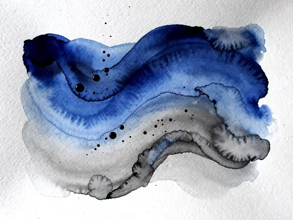 Abstracte aquarel met diepblauwe en grijze kleurovergangen op wit papier met zwarte inktdruppels