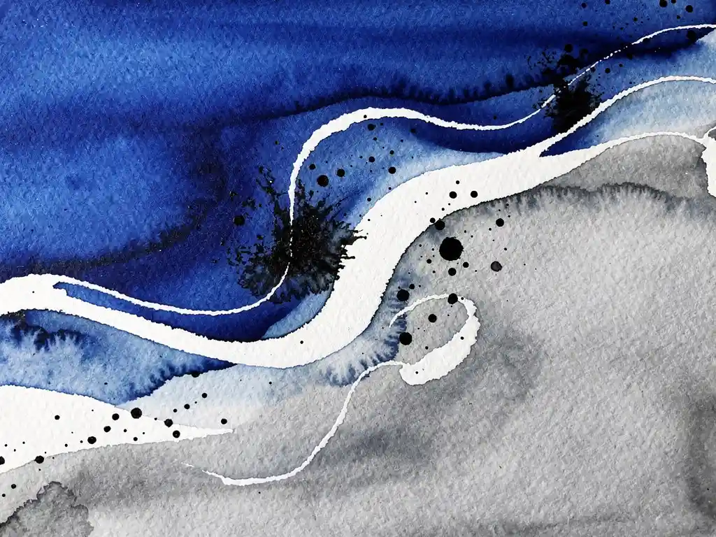 Abstracte aquarel met diepblauwe en grijze verfstromen op getextureerd papier met zwarte inktdruppels