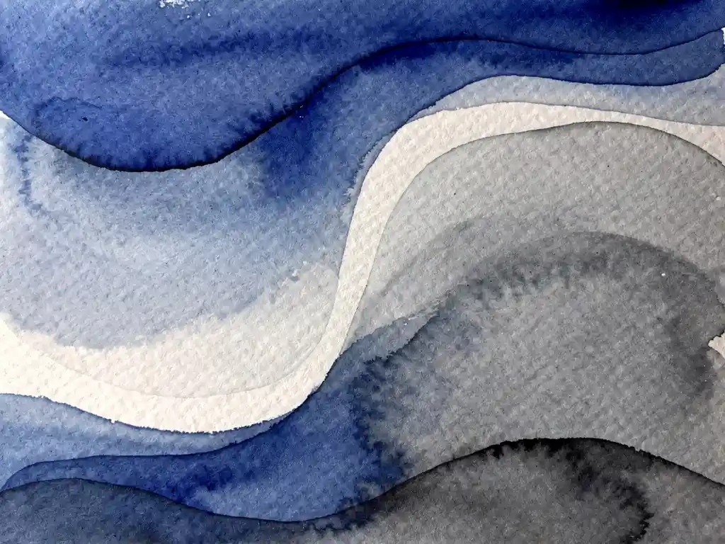 Abstracte aquarel met diepblauwe en grijze tinten die vloeiend overvloeien op gestructureerd papier met organische witte ruimtes