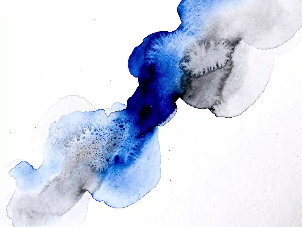 Vloeiende aquarelverf in diep kobaltblauw met grijze verloop op wit papier, organische wolkachtige vormen