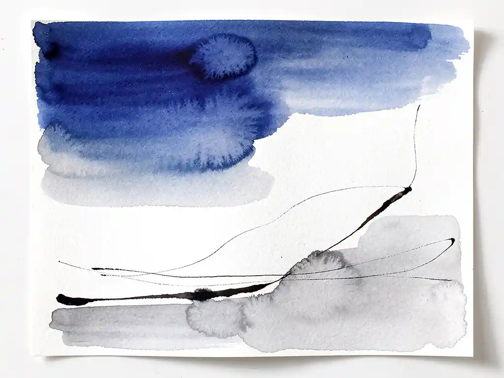 Abstracte aquarel compositie met vloeiende penseelstreken in koningsblauw en grijze tinten op witte ondergrond