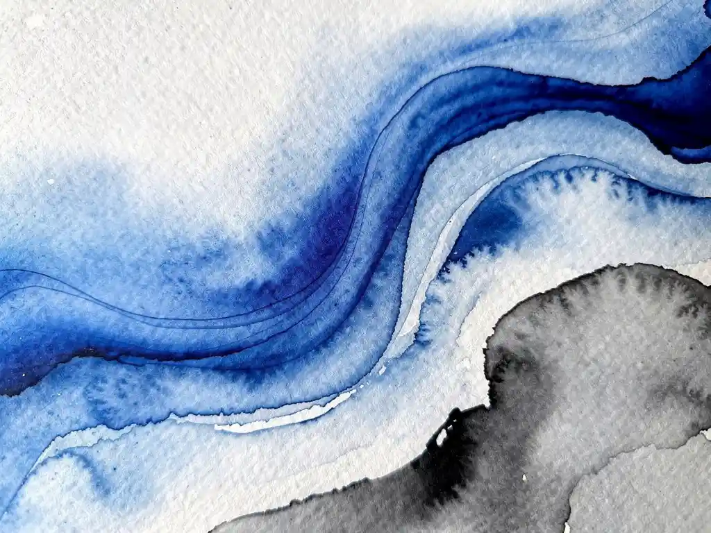 Abstracte aquarel met elektrisch blauwe verf die vloeit in witte en grijze wassen op getextureerd papier