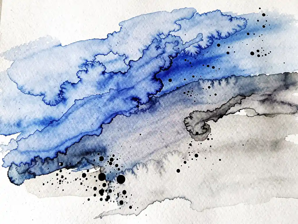 Abstracte aquarel met diepblauwe en grijze kleurvloeistoffen op wit papier, zwarte inktdruppels vormen organische patronen