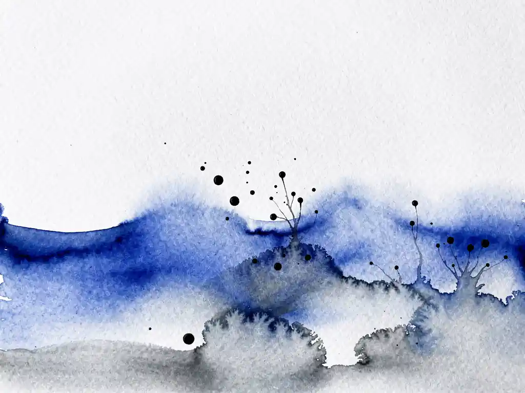 Abstracte aquarel met diepblauwe verf die in grijze tinten overloopt op wit papier met zwarte inktdruppels