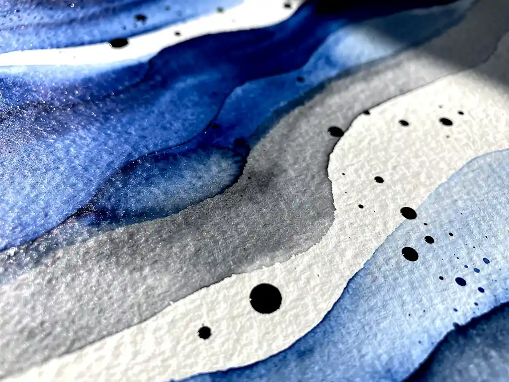 Abstracte aquarel met elektrisch blauwe verfstromen die overvloeien in grijze tinten op getextureerd papier